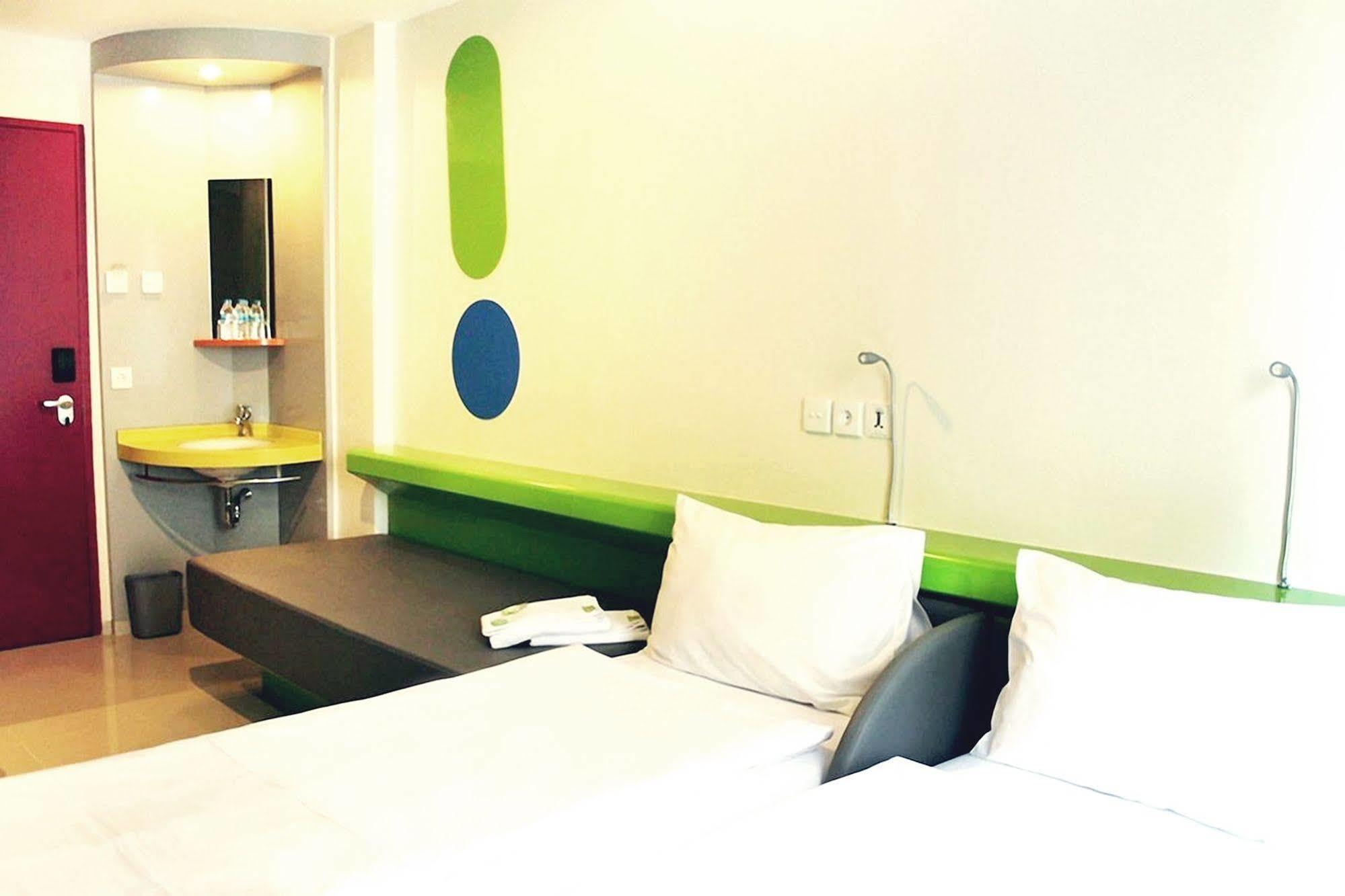 Pop! Hotel Airport Jakarta Tangerang Exterior photo